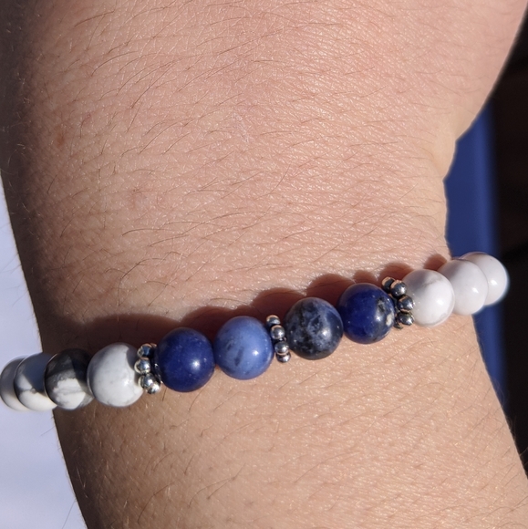Gemstone Howelite & Sodalite Bracelet - Picture 1 of 6